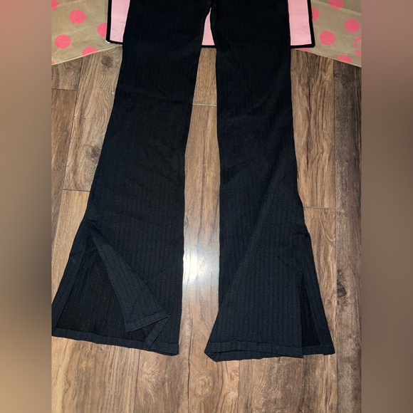NWT VS PINK Size MEDIUM Black Seamless Cable Knit Flare Legging. - Picture 2 of 10